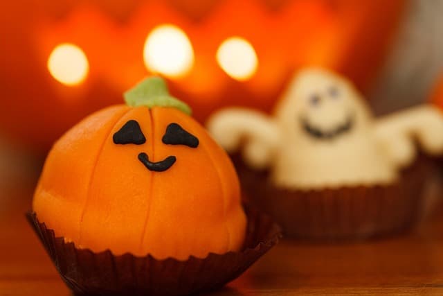 Cook & Book: Spooky Cupcake Decorating